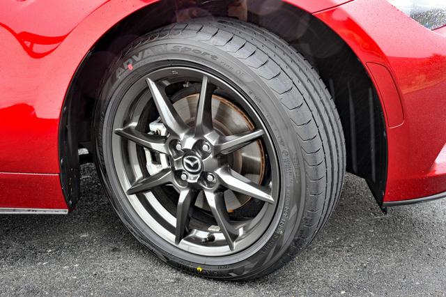 画像: タイヤサイズは195/50R16と先代NCよりもサイズダウンされた。だが、車重やエンジンパワーとよくマッチングしたサイズといえる。
