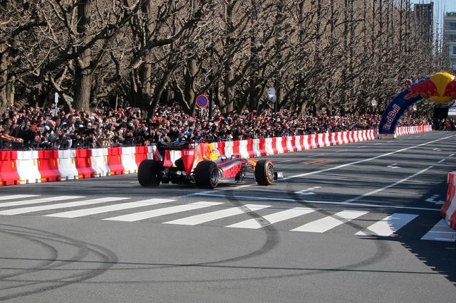 画像: ストレートに向かって加速するフェルスタッペン選手。手前にはドーナツターンの跡が…。