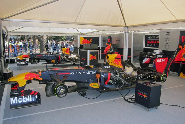 画像: ピット内で出走準備中のレッドブルF1