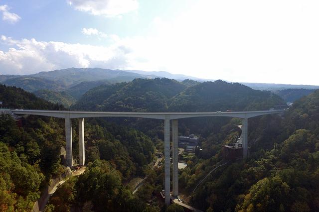 画像: 鷲見橋の全景。中央の橋脚高が125mで新たに日本一となった。