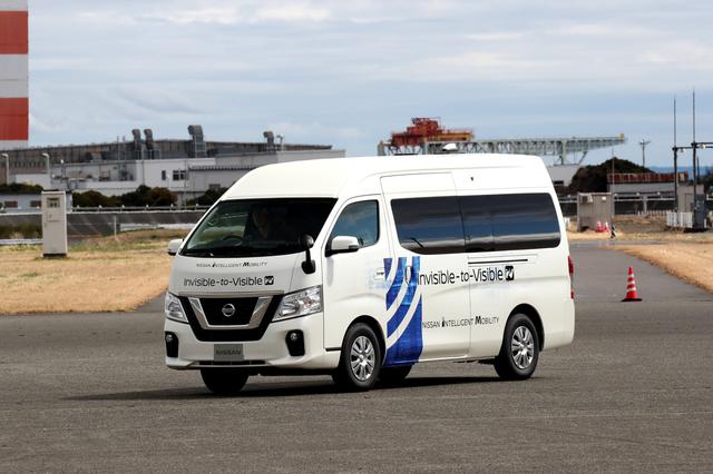 画像: 5G実証事件車両ニッサンNV350。