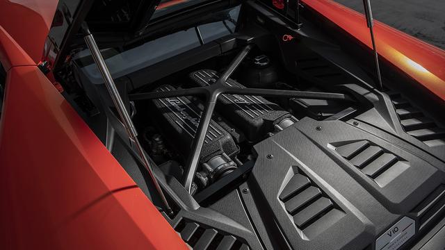画像: 最高出力640ps/最大トルク600NmのV10DOHCは、ウラカン ペルフォルマンテと同等。