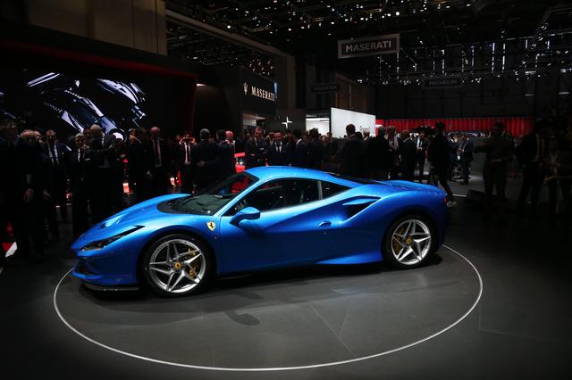 画像: 2019年のジュネーブオートサロンで発表されたフェラーリ F8トリビュート。フロントのグリル下から取り入れたエアをボンネットから排出するS-DuctはF1由来のデザイン。