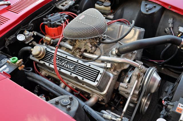 画像: シボレー製の5.7L V8エンジンはコルベット用などのハイチューン版。さらにエーデルブロック製のパフォーマンスキットが組み込まれ、高回転型ヘッドと専用マニホールドを使ったビッグキャブレターをセットしている。