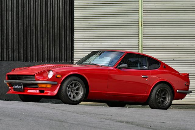 画像: ベース車は1972年式ダットサン240Z。逆輸入車のため型式は不明。真紅のボディはエンジンスワップと同時に全塗装されている。