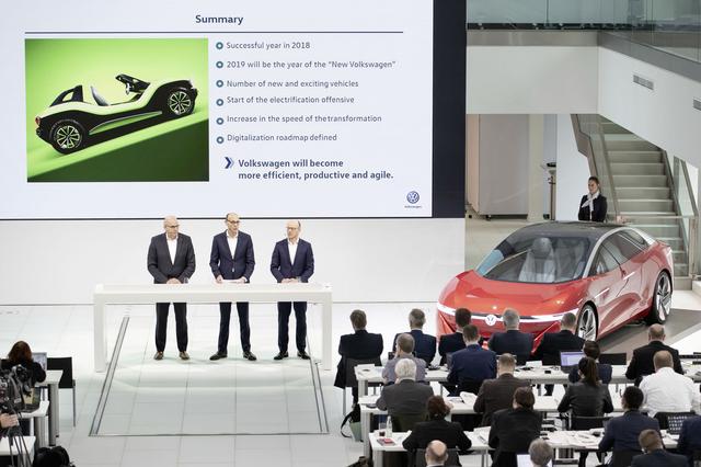 画像: 新世代EVのフォルクスワーゲン アイディとともに、今後10年間の電気自動車生産計画を発表するフォルクスワーゲン首脳。