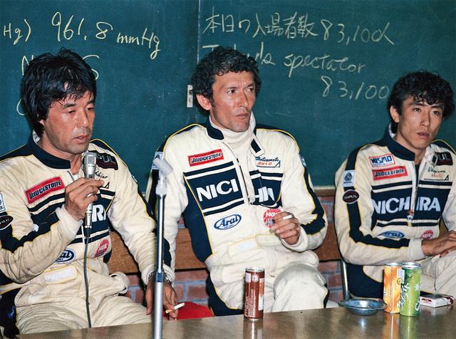 画像: 「決行か、中止か、もっと早く決めるべきだ。レース前のドライバーの緊張感がどれほどのものか、わかって欲しい」。記者会見の席でも怒りは収まらなかった。コドライバーは松本恵二と萩原光だったが、星野が怒りの独走を決めたため、彼らはステアリングを握ることはなかった(1985年10月6日世界耐久選手権Rd9第3回WECジャパン)。