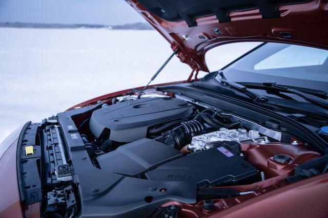 画像: PHEVのV60 T8は2L直4ターボ+インタークーラーエンジンに加え後輪を駆動する電気モーターを搭載する。