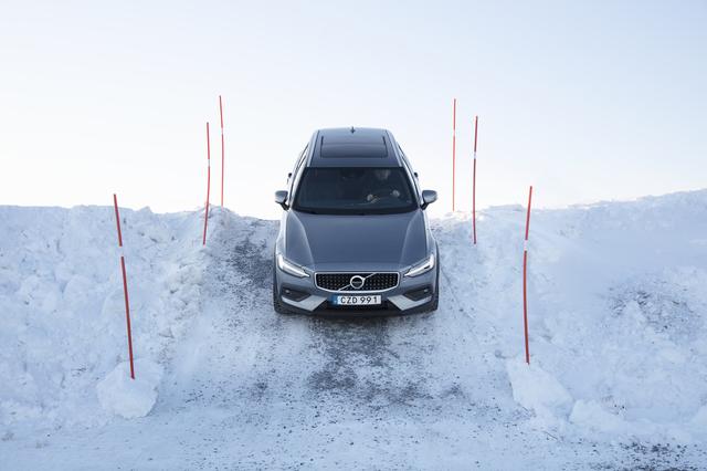 画像: こうした急坂、路面は雪という状態でもヒルディセントコントロールで自動制御して安心して走ることが可能だ。