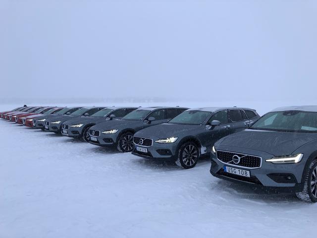画像: 国際試乗会に用意されていたのはV60 T8 ツインエンジン AWD RデザインとV60クロスカントリー T5 AWDである。