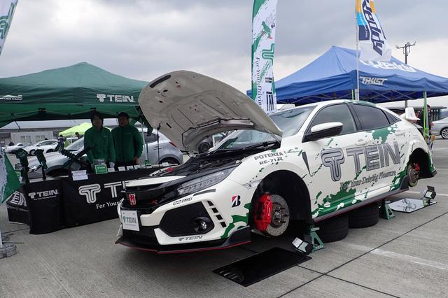 画像: テインのデモカーはジャッキアップして足回りも見せる