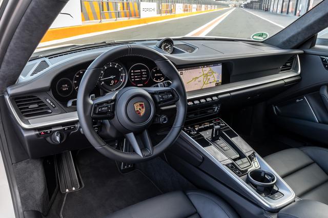 画像: トランスミッションは911初搭載となる8速DCT(PDK)。そのギアセレクターはかなり小型化されている。