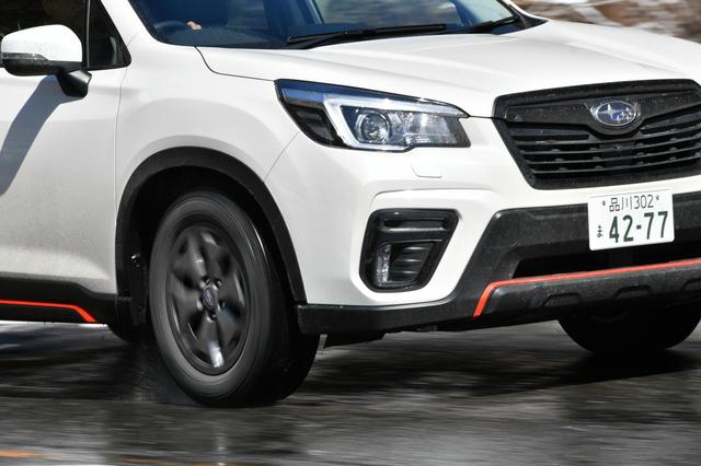 画像: 4本のストレートグルーブが高いウエット性を発揮。まったく気にすることはなく運転できる。