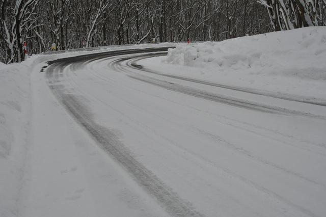画像: スノー :ドライ+ウエットの夏タイヤ性能に加え、こうしたスノー路面(圧雪路)走行も可能にしているのがオールシーズンタイヤの特徴だ。