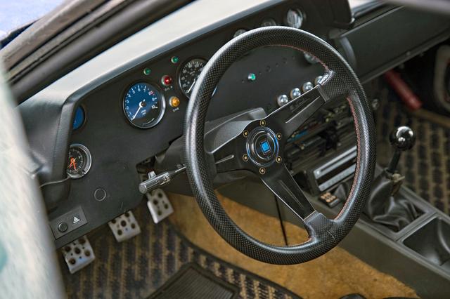 画像: いかにも1980年代のラリー車らしいメーターパネル。ナルディ製ステアリングはノンオリジナル。