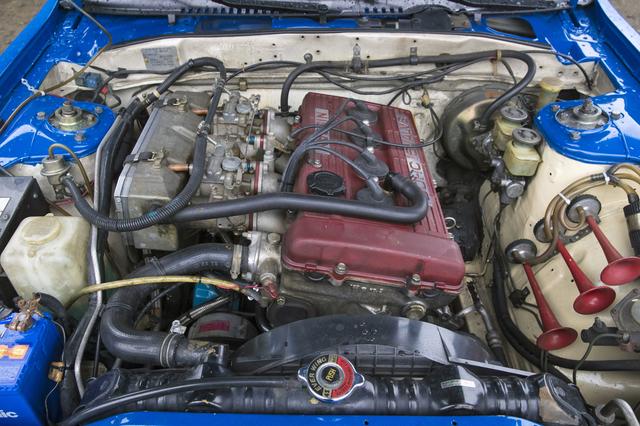 画像: FJ24型4バルブDOHCはインジェクションではなく50PHHという大径のソレックス製ツインキャブを装着。