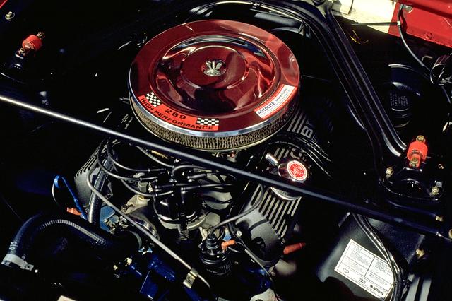 画像: 289キュービックインチ(4728cc)のV8 OHVはホーリー製4バレルキャブを装着し、306ps/45.5kgmを発生。