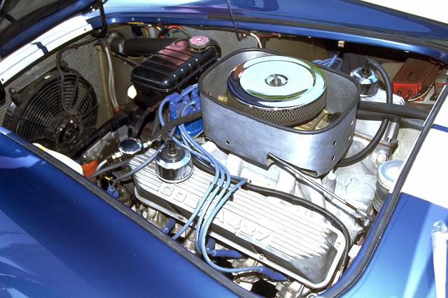 画像: 豪快なサウンドを発する、427キュービックインチ(6977cc)のフォード製V8 OHVエンジン。