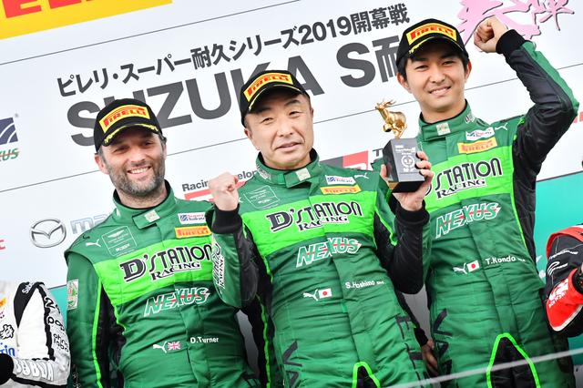 画像: アストンマーティンのサポートを受けたD'stationが優勝、ドライバーはダレン・ターナー、星野敏、近藤翼(左から)。