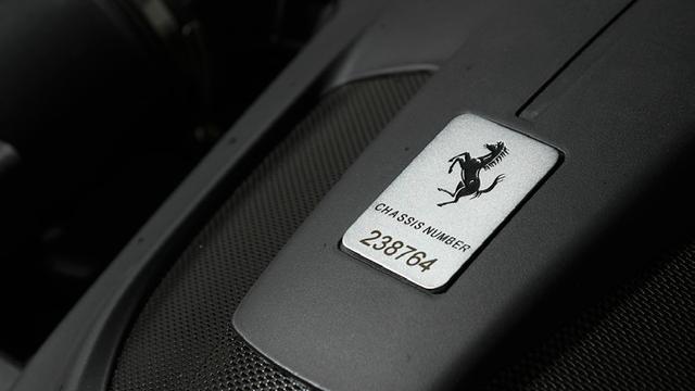 画像: シャシナンバーを示すプレートひとつをとっても、最新のフェラーリは気品と自信に満ち溢れているようだ。