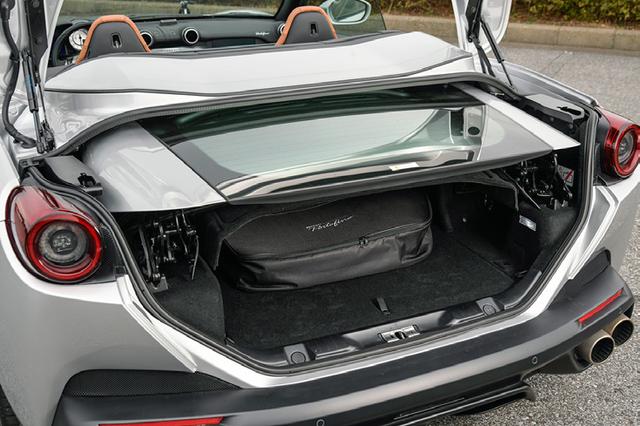 画像: オープンにしても、意外に荷室は広め。クローズド時なら、機内持ち込みサイズのトロリーがふたり分、楽に積載できる。