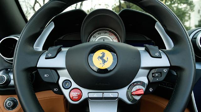 画像: 機能的にスイッチ類を配置。フェラーリのGTとしては初めて電動パワーステアリングを採用。
