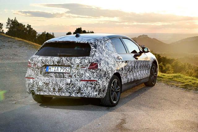画像: BMWの次期1シリーズ。こちらはマフラー1本出しだ。