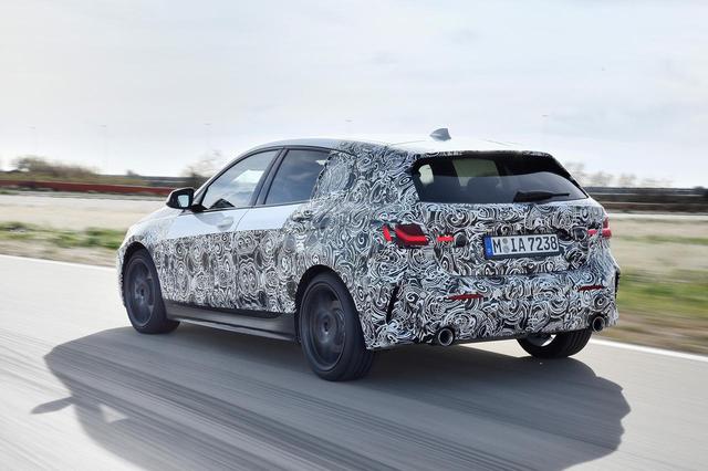 画像: BMWの次期1シリーズ。こちらはマフラー2本出し。