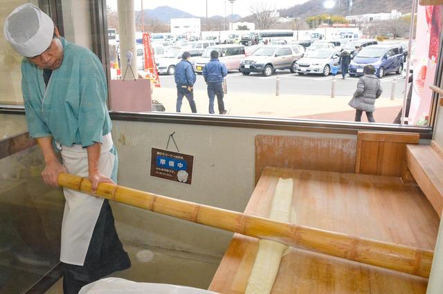 画像: 長い竹を使ってテコの原理で麺を打ち付けていく「青竹手打ち佐野ラーメン」(950円)限定100食だ。