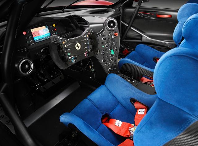 画像: コクピットはサーキット仕様。488 GT3をベースに最新のテクノロジーが盛り込まれている。