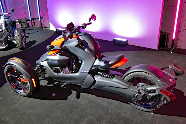 画像: 前2輪、後1輪のユニークなスタイル。乗車定員は1名(スパイダーは2名もあり)。