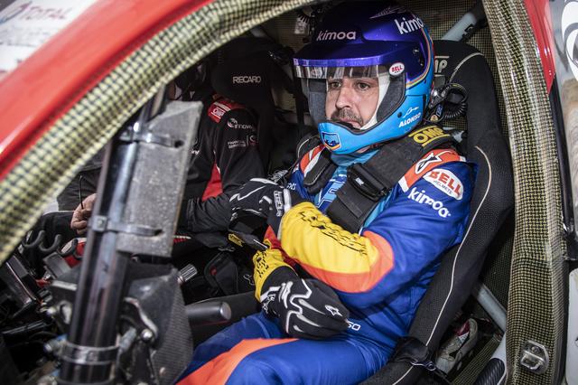 画像: ダカール・ラリー優勝車両のハイラックスをドライブするフェルナンド・アロンソ。