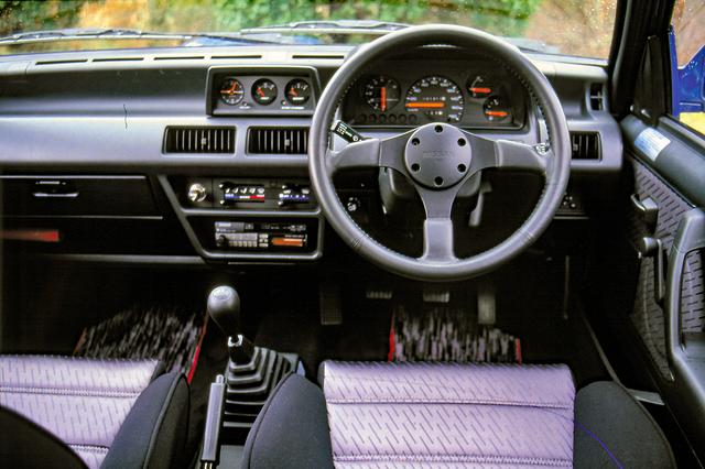 画像: メーター周辺のデザインはノーマルと変わらないが、センターダッシュ上に追加された3連メーターが只者でないことを予感させる。