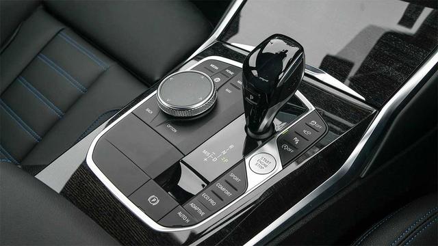 画像: 8速ATのギアセレクター横には進化したiDriveコントローラーを用意。