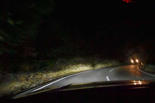画像: BMWレーザーライトを使った夜間走行時の様子。ハイビームだが対向車のところは減光さているのがわかる。
