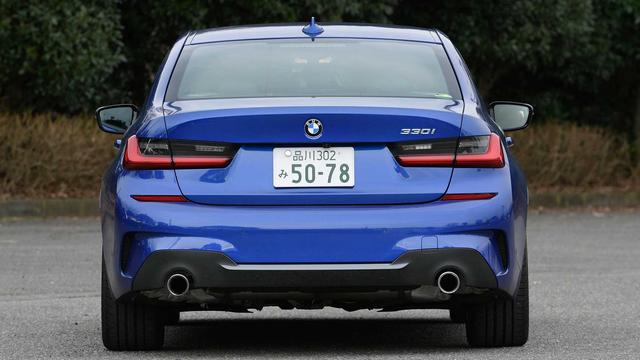 画像: 車幅が1800mmから1825mmに拡大。立体的なリアのコンビネーションランプはLEDを採用。BMW伝統のL字型デザインはしっかりと踏襲されている。
