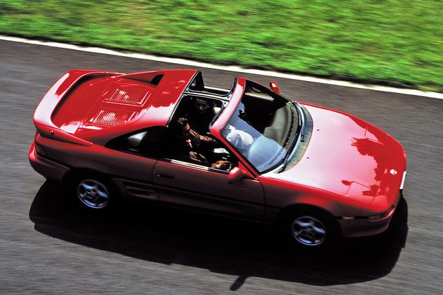 画像: 全車にプラス14万円でTバールーフを設定。ボディ剛性を落とさずにオープンエアが楽しめると、とくに北米市場で人気を得た。