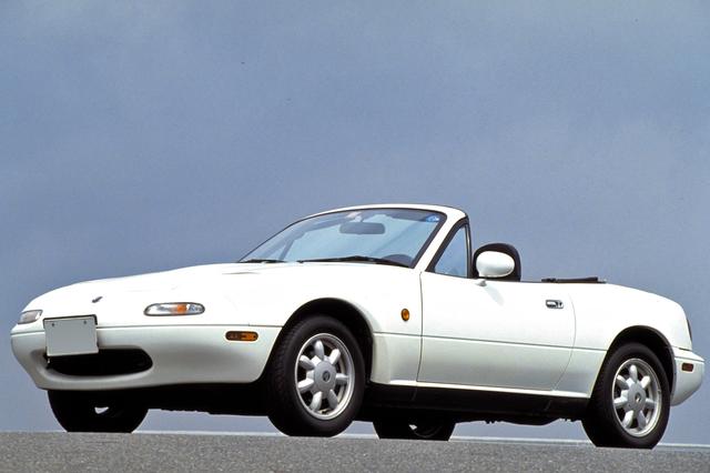 画像: ユーノス・ロードスターの車名は初代のNA型だけで、2代目のNB型以降はマツダ・ロードスターとなる。