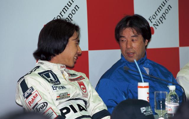 画像: 予選後の記者会見では虎之介に「早く海外でもどこでも行っちゃってよ(笑)」と半ば本気で語る星野。フォーミュラ・ニッポン初年度は親子ほど歳が違う、世代を超えた闘いの幕開けとなった(1996年4月28日 フォーミュラ・ニッポン Rd1 鈴鹿)。