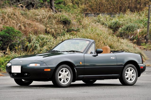 画像: 1990年に追加登場したVスペシャルは、ナルディ製ウッドステアリングやタンカラーの内装などで英国調イメージを強調した。