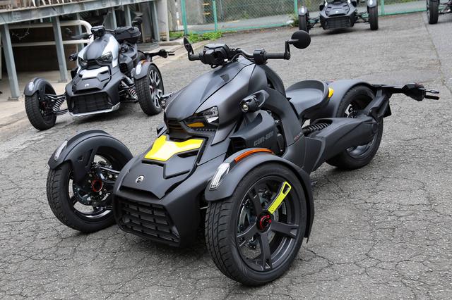 画像: 写真手前が試乗したモデルと同型のライカー900、左奥がラフロード走行にも対応したライカー ラリーエディション。