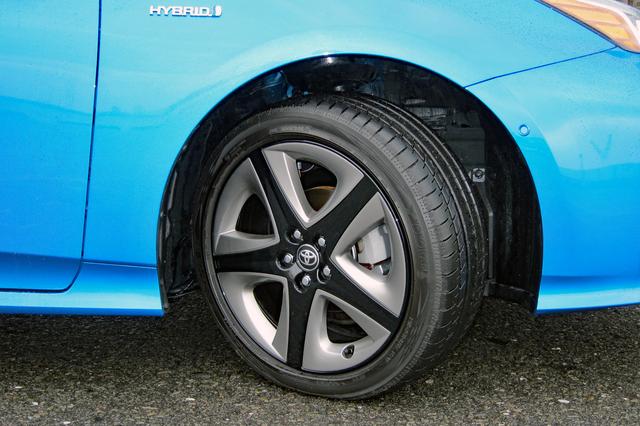 画像: 215/45R17のヨコハマ・ブルーアースを、樹脂加飾部にチタン調の塗装をしたアルミホイールに履く。