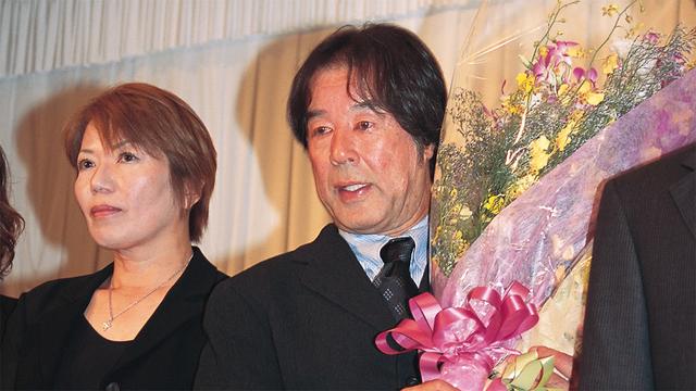 画像: 「5、6年前からだましだまし腰痛と付き合ってきたが、もう限界。自分をクビにするのが一番いいと思い、お盆前に日産や女房に相談した。“お疲れさまでした”と言われ、今はホッとしています」と涙ながらに語った星野 、当時 55 歳。その姿に会場からは拍手が鳴りやまなかった(2002年8月28日引退記者会見場 銀座東武ホテル)。