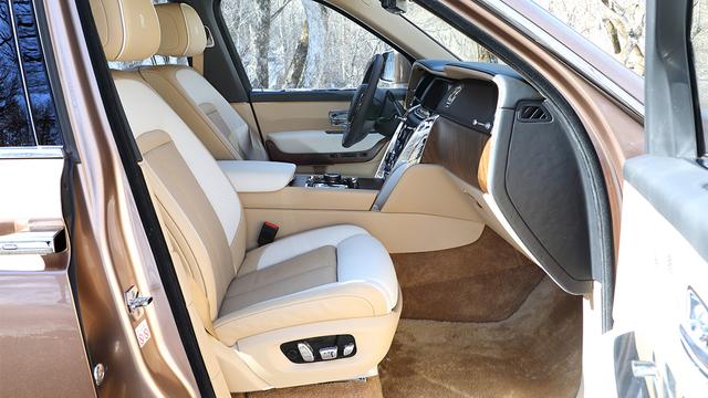 画像: ドアロックの解除とともに、車高は自動的に40mmダウン。乗降性でもおもてなし。