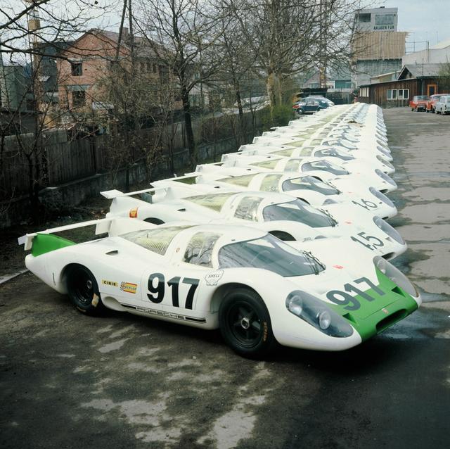 画像: 生産工場の駐車場に並べられた25台の「917」。手前の917号車はジュネーブオートサロンで展示された車両。