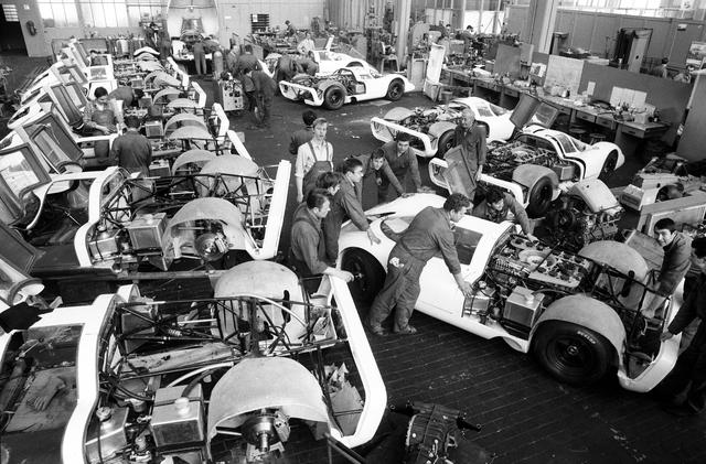 画像: ホモロゲーション取得の条件となる25台の生産は突貫工事で行われたという。メインカットは1969年3月のジュネーブオートサロンでデビューしたときのもの。