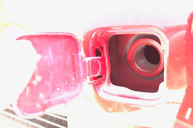 画像: カバーを開けるとあらわれる、けん引フック装着用のネジ穴。