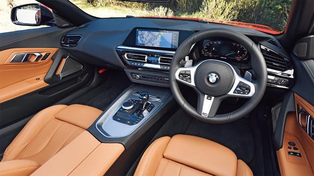 画像: 最新のBMWモデルに共通するメーターやインパネデザインを採用する。運転支援機能も充実。