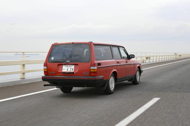 画像: ステーションワゴンのボルボというイメージを日本で強く印象付けたモデルがこの240エステートである。