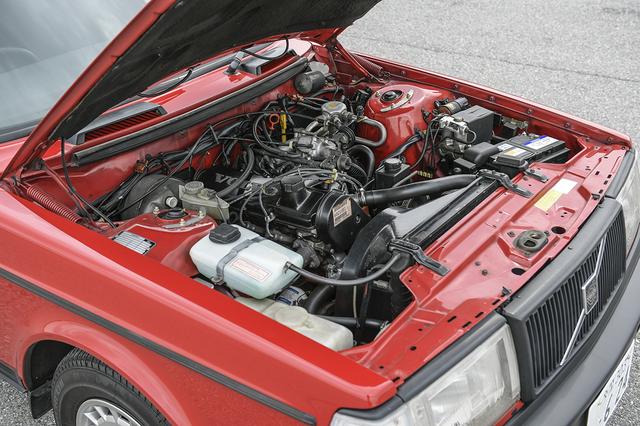 画像: 240のエンジンは2.3L。26年も前のモデルであるが、いまだに元気に走るのはさすがボルボである。